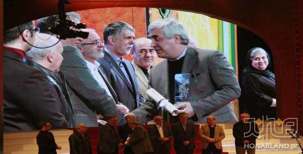 اهدای سیمرغ بلورین سی و ششمین جشنواره فیلم فجر به ابراهیم حاتمیکیا
